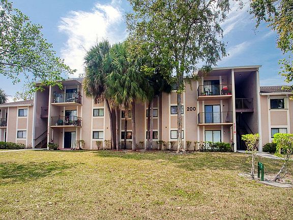 2nd image of 200 Palm Cir W APT 105