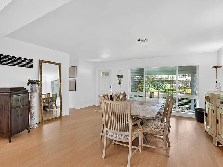 807 SW 3rd St — Photo 10