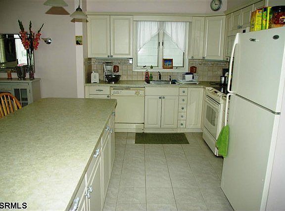 3rd image of 3102 Simpson Ave