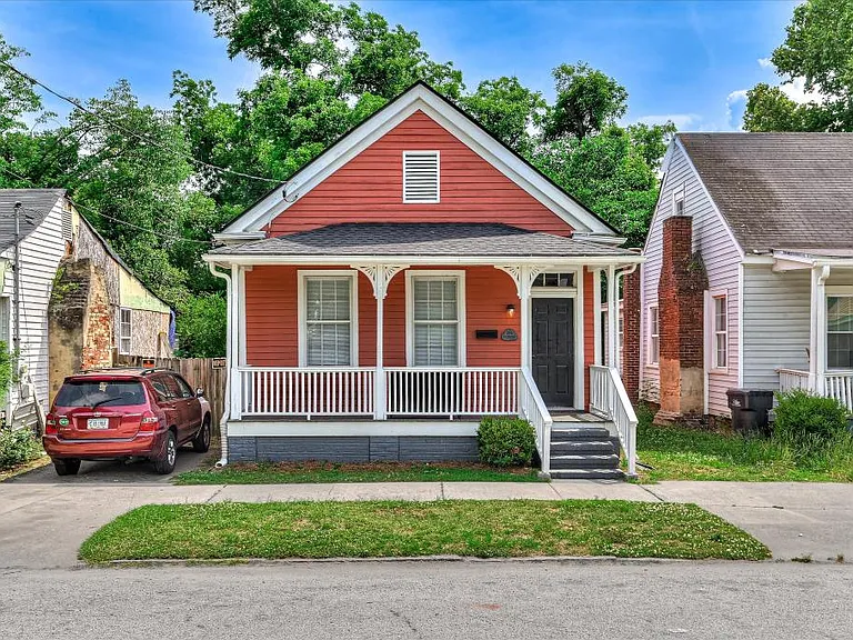 256 Walker St — Photo 1