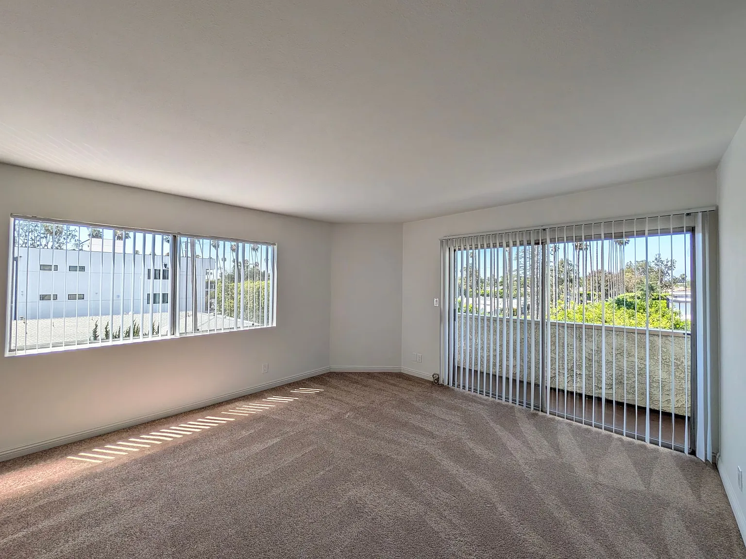 Chateau Lamont Apartments — Photo 1