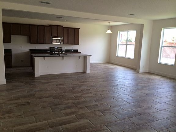3rd image of 1009 Vinsetta Cir