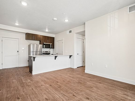 5th image of 144 25th St #510