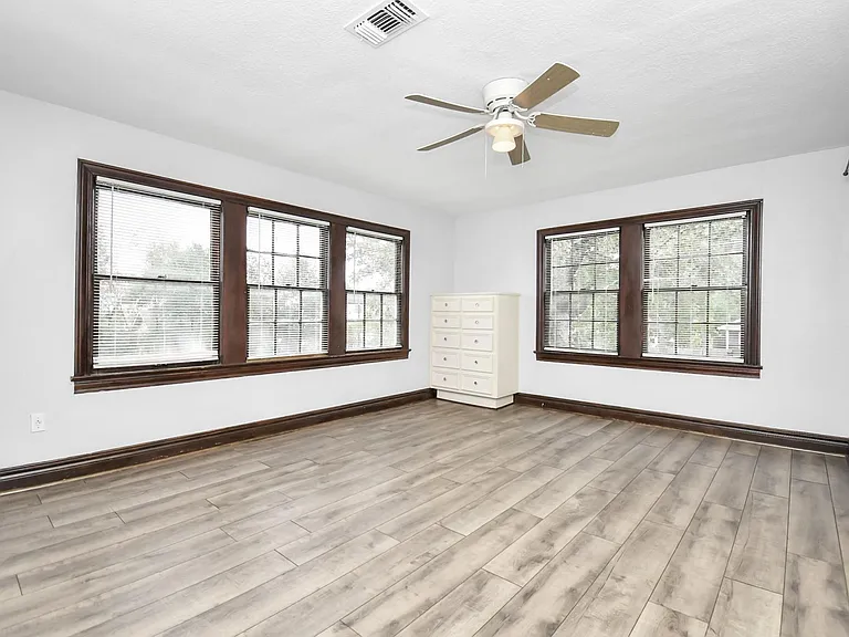 109 Amundsen St — Photo 16