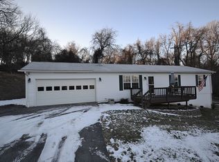 400 Northern Spy Dr, Linden, VA 22642
