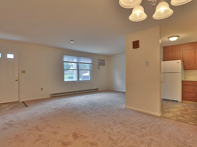 Colonial Apartments — Photo 10