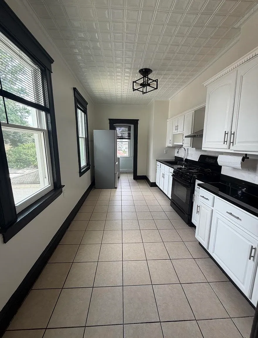3 bed, 1.0 bath, $3,200 — Photo 2