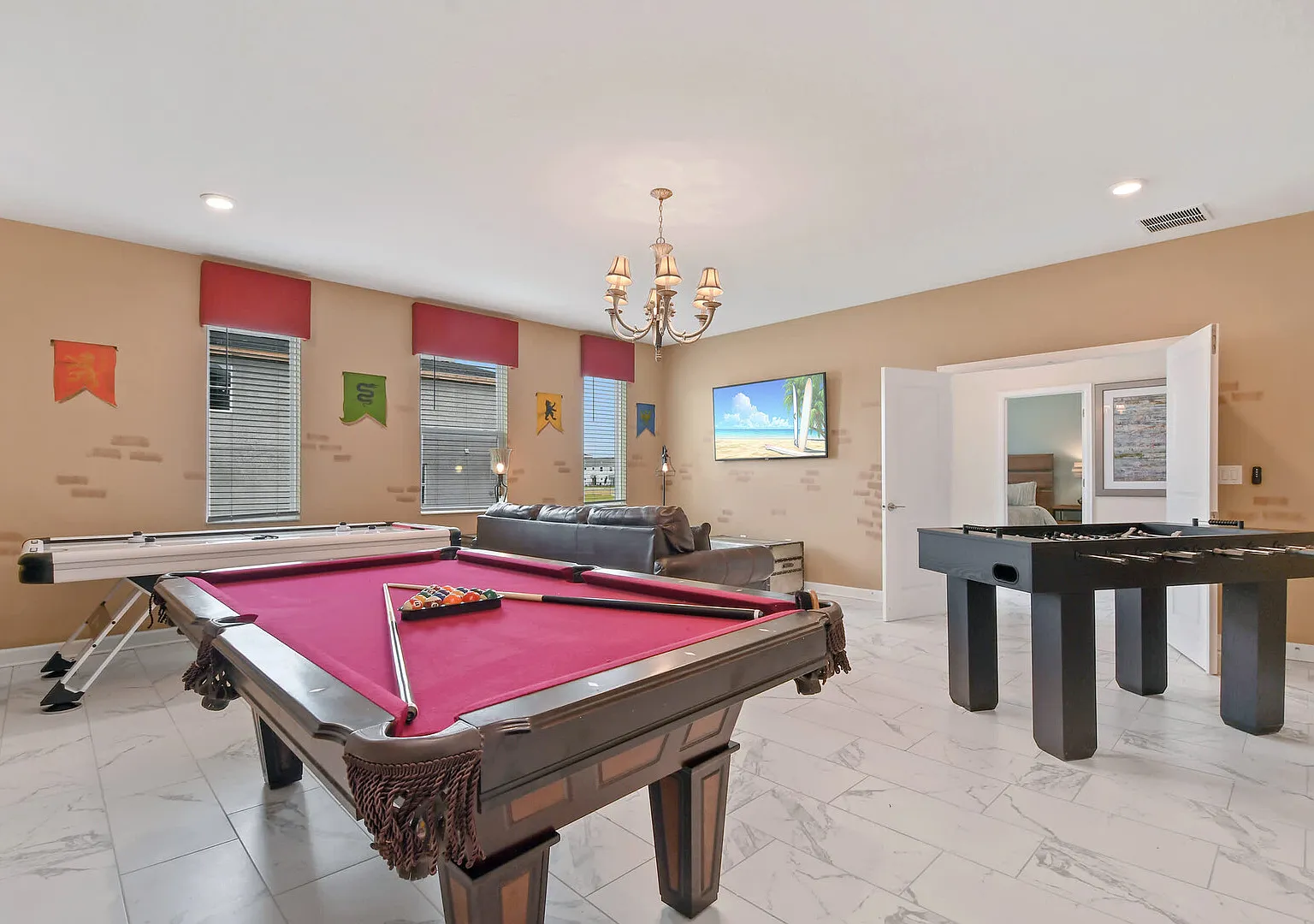 9BR Family Retreat, Private Pool, Storey Lake — Photo 3