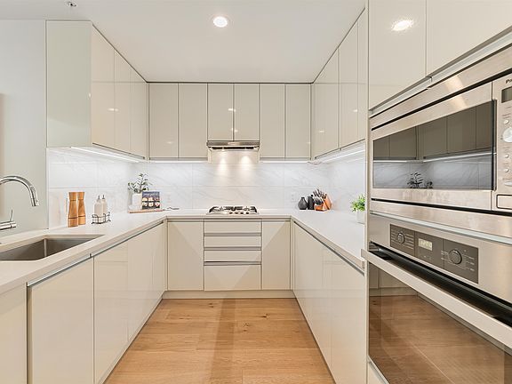5th image of 528 King Edward Ave W #202