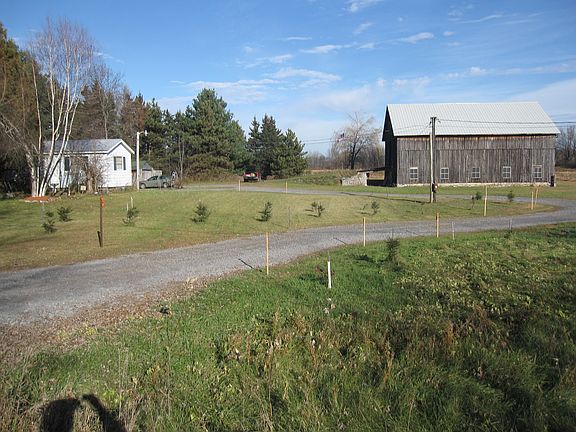 Front of property, driveway 