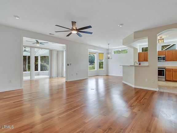 3rd image of 4 Coburn Drive E