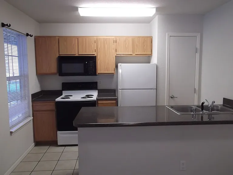 Country Club Apartments — Photo 1