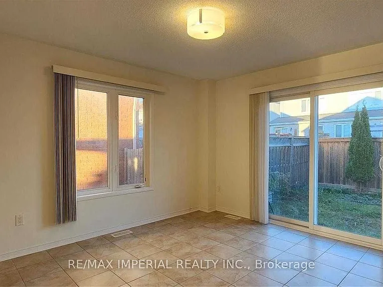 1423 Rennie St — Photo 5