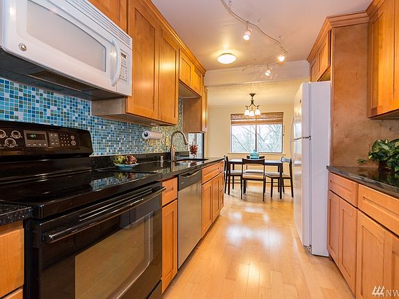 4th image of 4015 NE Lookout Ln