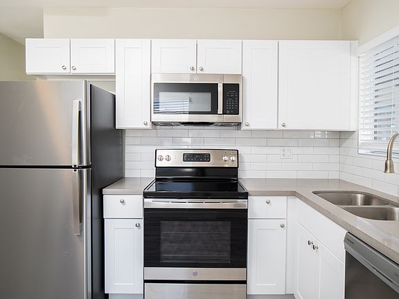 3rd image of 2122 W Augusta Ave Unit 7