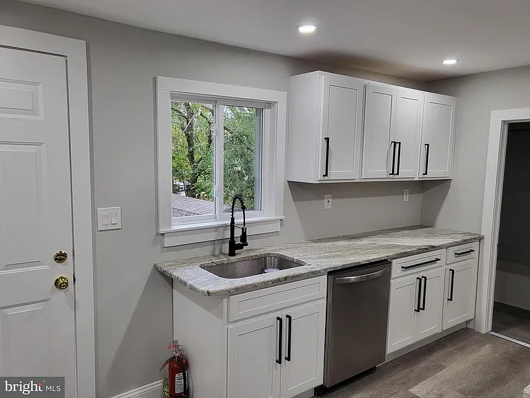 212 Warren St #3 — Photo 15