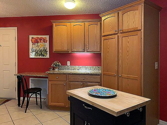 ADDTL CABINETS W/PULL OUTS!