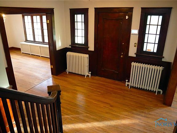 3rd image of 2830 Parkwood Ave