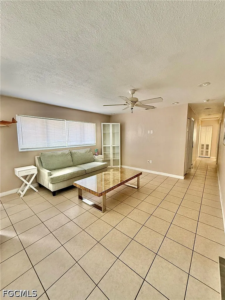 4 bed, 2.0 bath, 1600 sqft, $2,300 — Photo 2