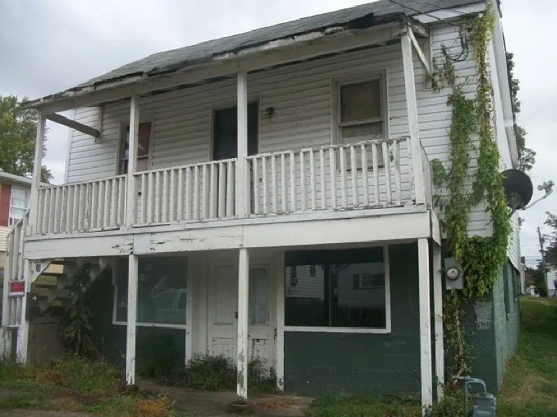 34 Locust Ave photo 1