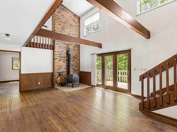 5th image of 2661 Woodfield Ln NE