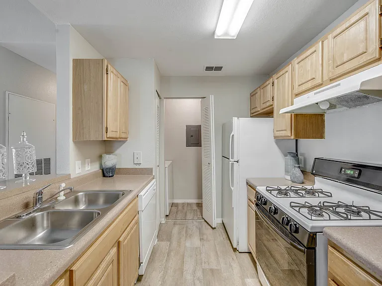 10237 Eastern Lake Ave — Photo 3