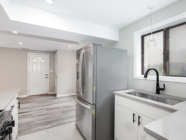 22W549 Emerson Ave — Photo 3