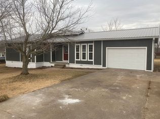 905 Pecan St, Huntsville, AR 72740