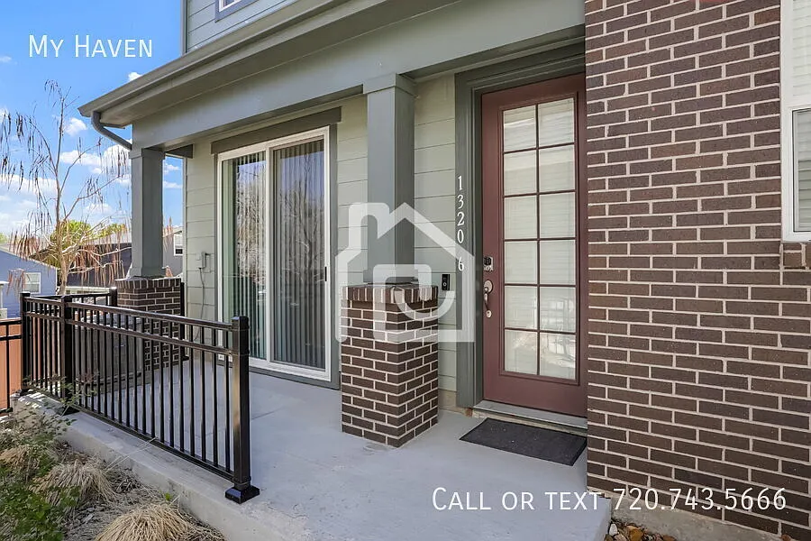 Spacious 3 Bed, 2.5 Bath Townhome in Prime Lakewood Location - Solar — Photo 1