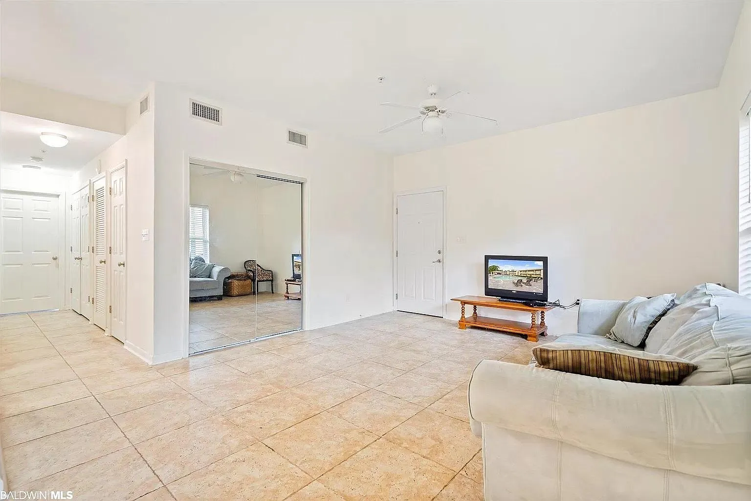 2 bed, 1063 sqft, $1,900 — Photo 4