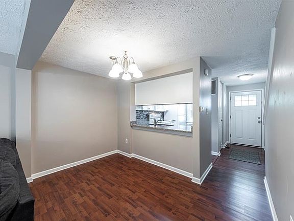 3rd image of 929 Lynwood Ct