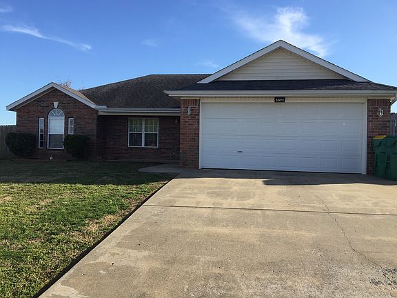 3rd image of 1071 Maplewood Dr