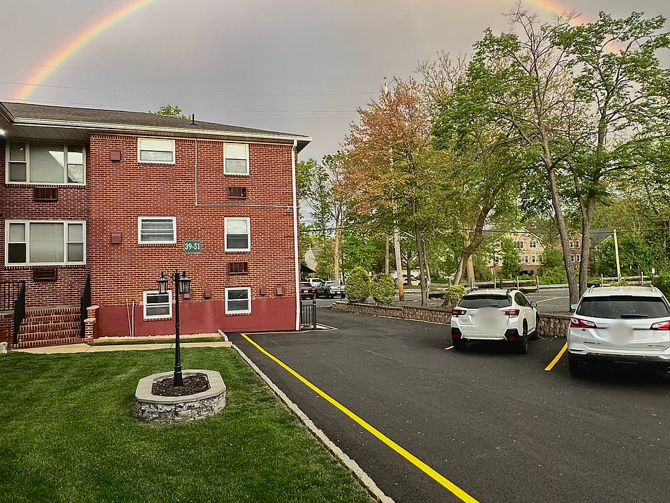 It''s always a lucky day at Lafayette Park Apts!