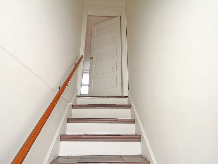 563 Aquidneck Ave — Photo 4
