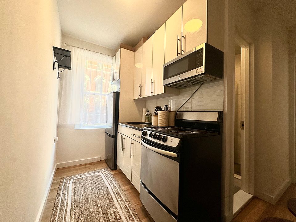 2nd image of 210 W 10th St APT 4G