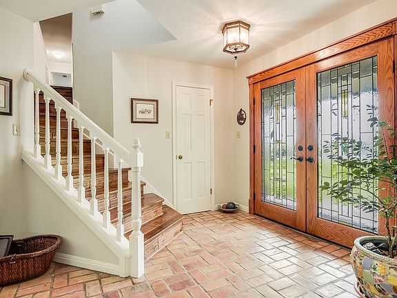 4th image of 9106 Glenlake Dr