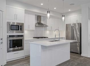 136 SE 22nd Ave NE #2, Calgary, AB T2E 1T3