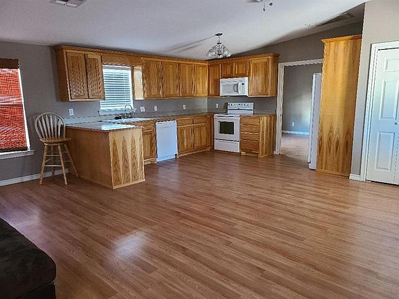 3rd image of 127 Yosemite Dr