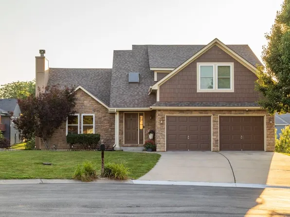 302 SW Bobcat Cir, Oak Grove, MO 64075