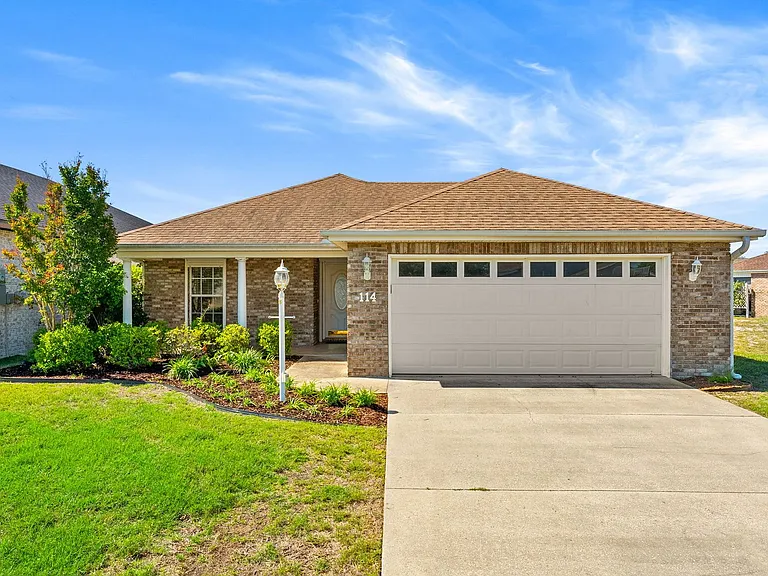 114 Lakeridge Dr — Photo 1