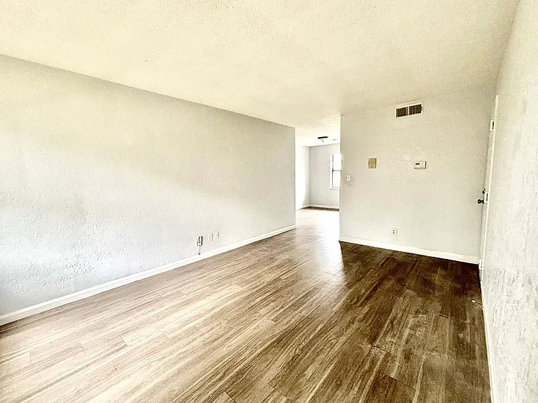 82 West — Photo 16