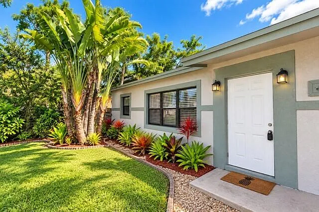 3 bed, 1.0 bath, 916 sqft, $2,650 — Photo 2