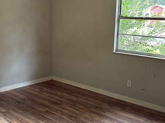 4th image of 802 Myrtlewood St