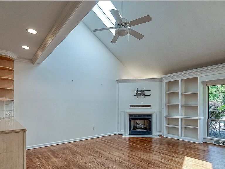 618 Essex Ct — Photo 11