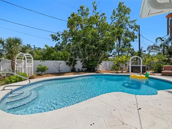 1508 Eden Isle Blvd NE, Saint Petersburg, FL 33704