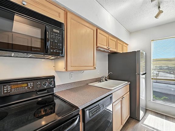 5th image of 4524 Amesbury Dr #A