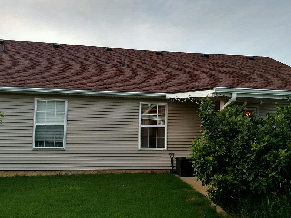 Covered back patio with fenced in yard!