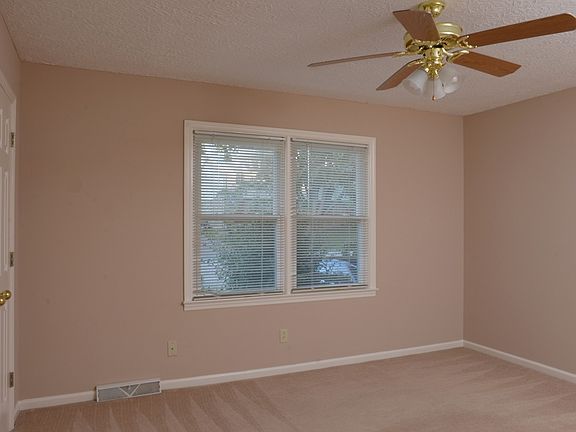 4th image of 264 Meadowview Dr #1