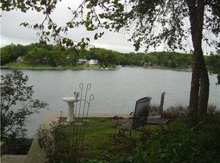 1095 NW South Shore Dr, Lake Waukomis, MO 64151
