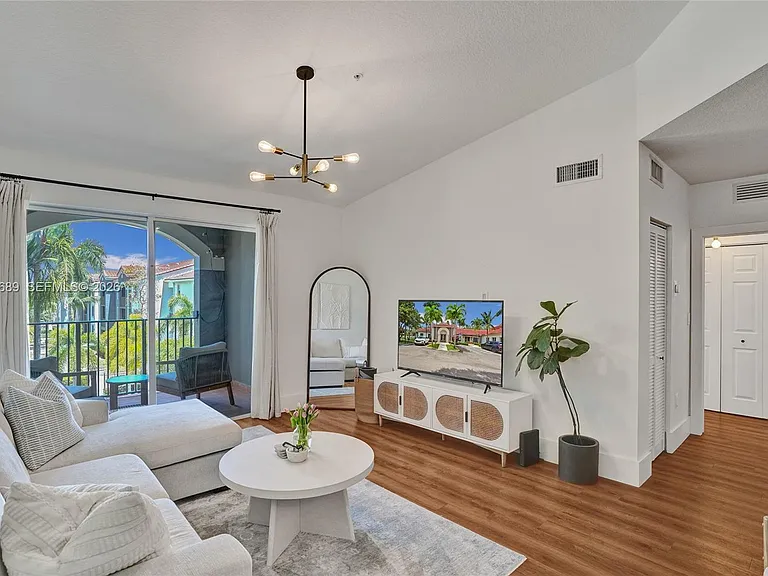 6841 SW 44th St #305 — Photo 5